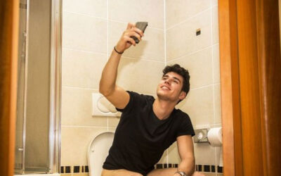 Ako na WC-u surfate na mobitelu mogli biste imati ozbiljnih problema