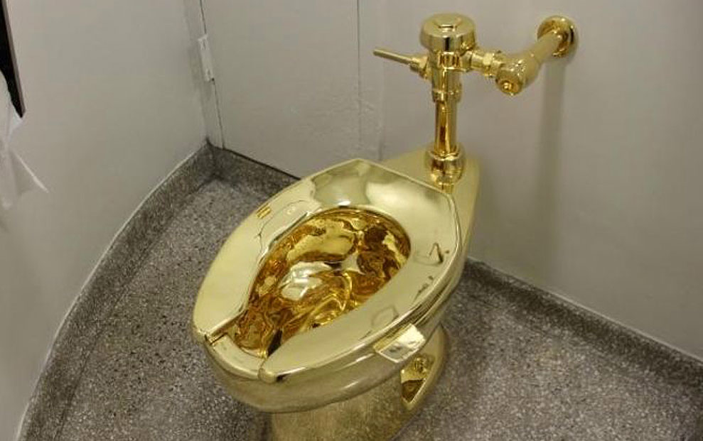 Zlatna WC školjka u muzeju.