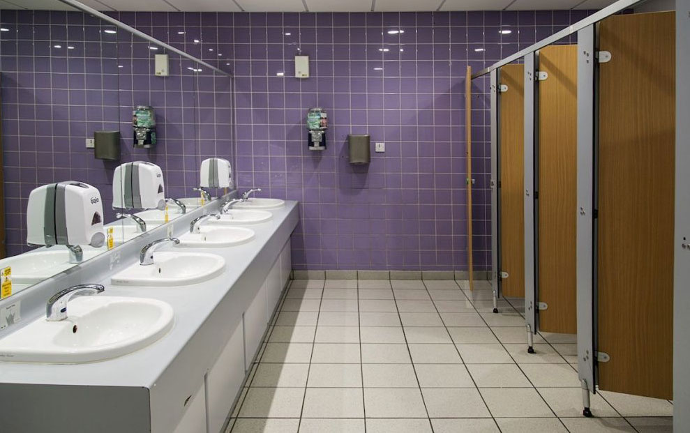 Kako izabrati najčišću kabinu u javnom toaletu?